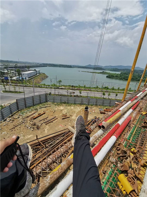 宏伟区作业中发生设备损坏或人员意外，责任怎么划分？