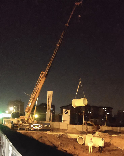 宏伟区“弯臂矫正”—— 吊车的 “形变补偿” 技术